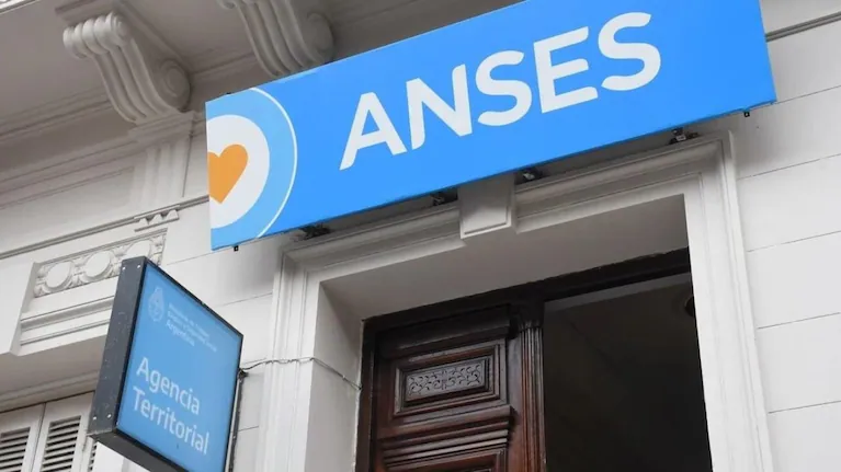oficializaron-las-fechas-de-cobro-para-las-prestaciones-de-anses-en-enero-GZPVEAYZGZCUZNMAZCXR62VLMY