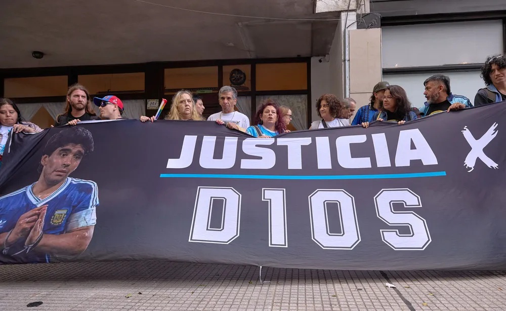 en-la-puerta-los-tribunales-se-congrego-una-decena-admiradores-maradona-exigir-justicia-su-muerte