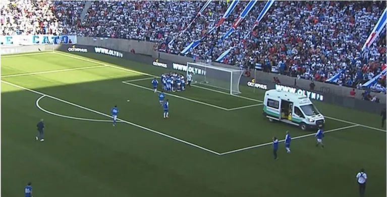 se-desplomo-y-debio-ser-asistido-en-el-campo-de-juego-QNQAE7RIRBD75IDNV32VHFW6CA